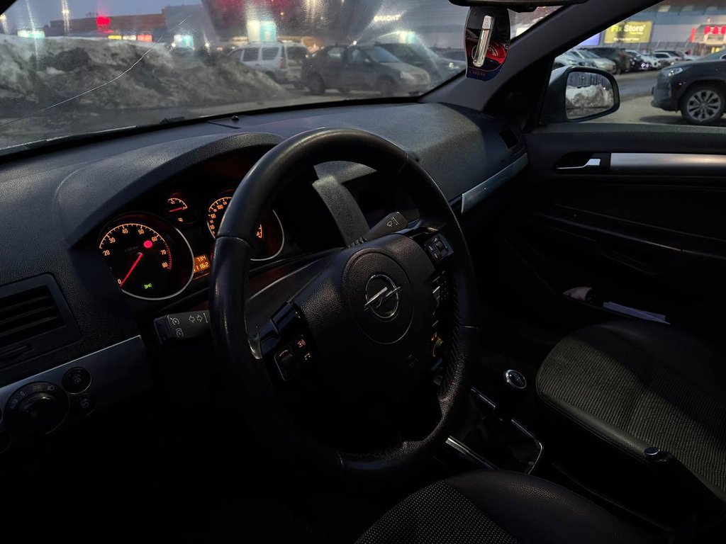 Opel Astra 2010 - Фото 1